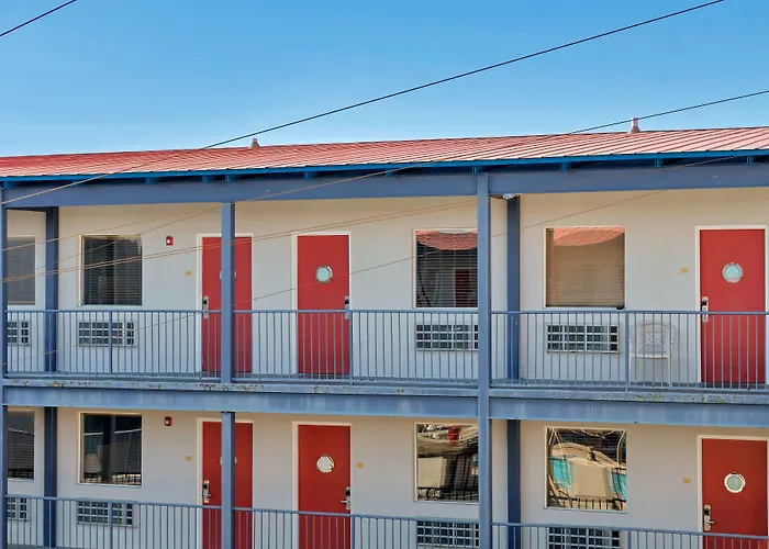 Sea And Breeze Hotel And Condo